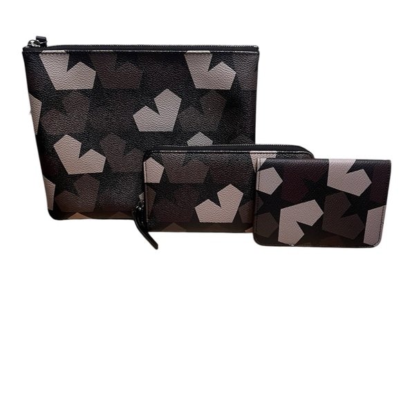 - NWOT-PORTS 1961 CAMO HEART PASSPORT HOLDER - Picture 6 of 6